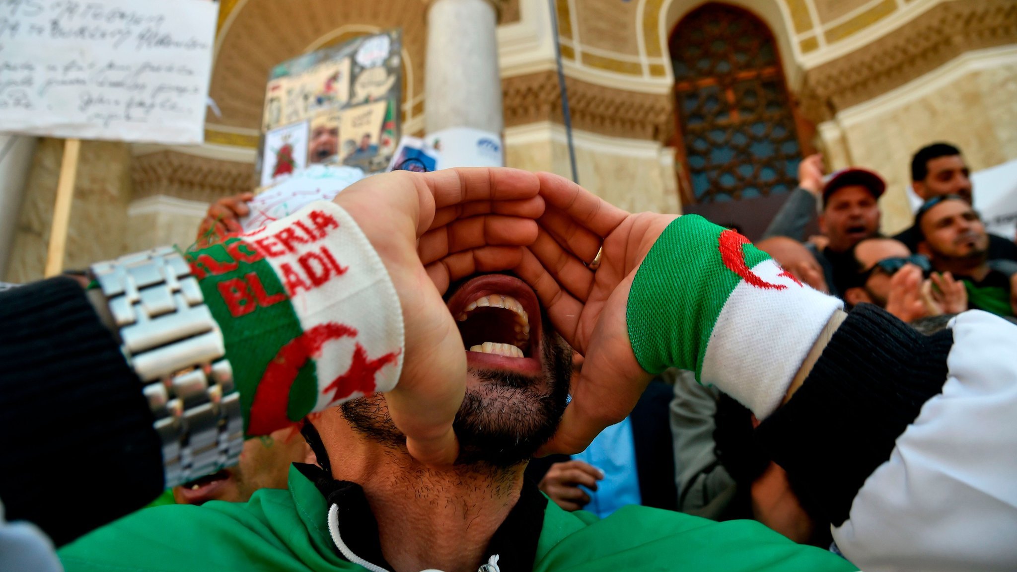 لم تمنع الوعود التي قطعها الرئيس الجزائري الجديد عبد المجيد تبون استمرار الجزائريين بالتظاهر