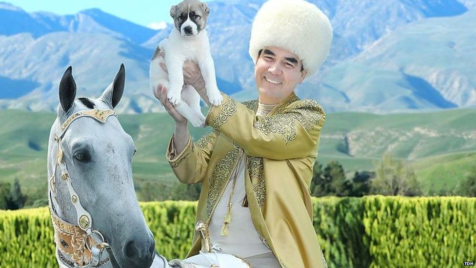 Туркменский лидер на коне держит щенка