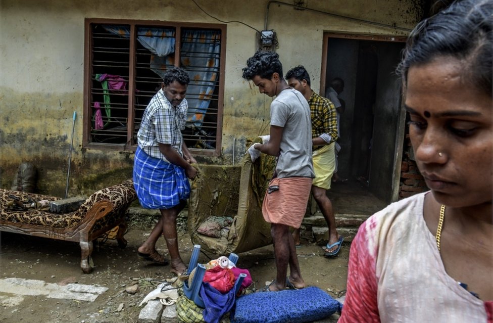 عائلة متضررة من الفيضان في ولاية كيرالا الهندية