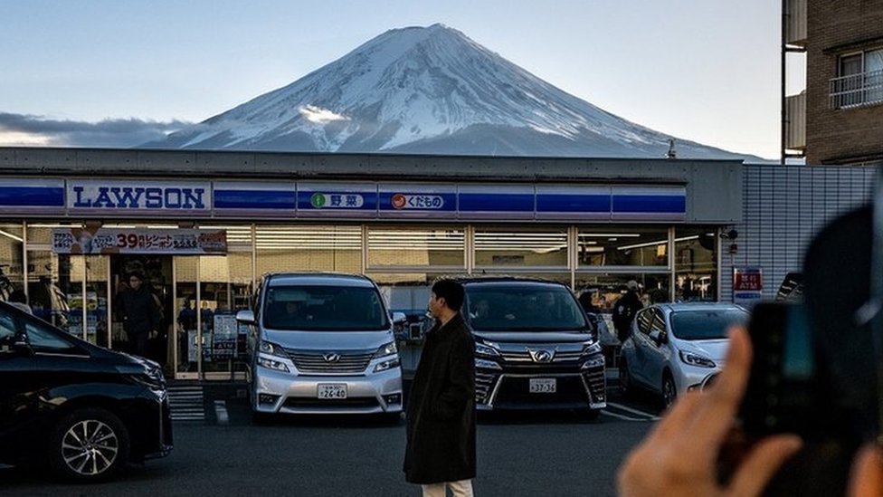 Mount Fuji: Iconic view to be blocked in bid to deter tourists