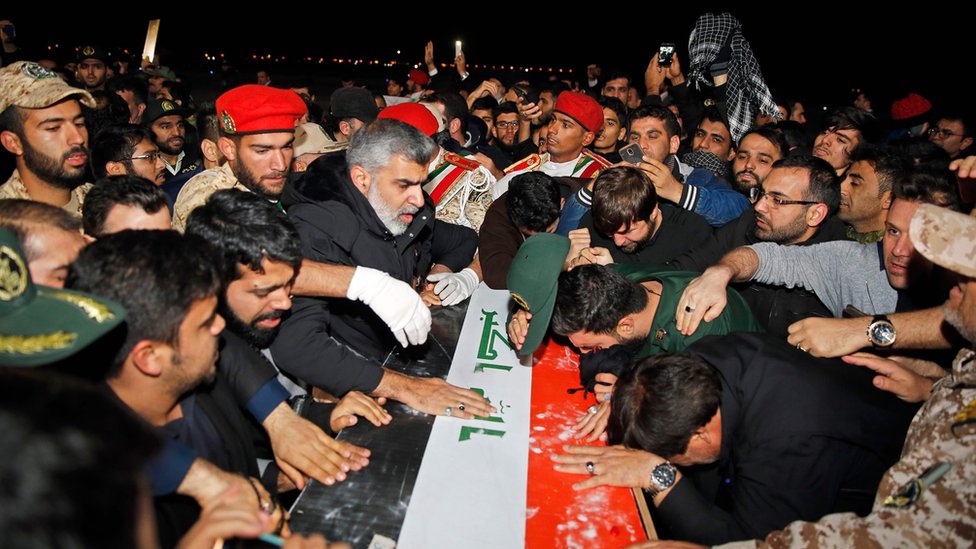 Люди несут гроб иранского полководца Касема Сулеймани по прибытии в международный аэропорт Ахваз, 5 января 2020 г.