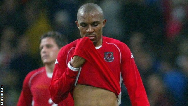 Russia crush Wales' Euro 2004 hopes