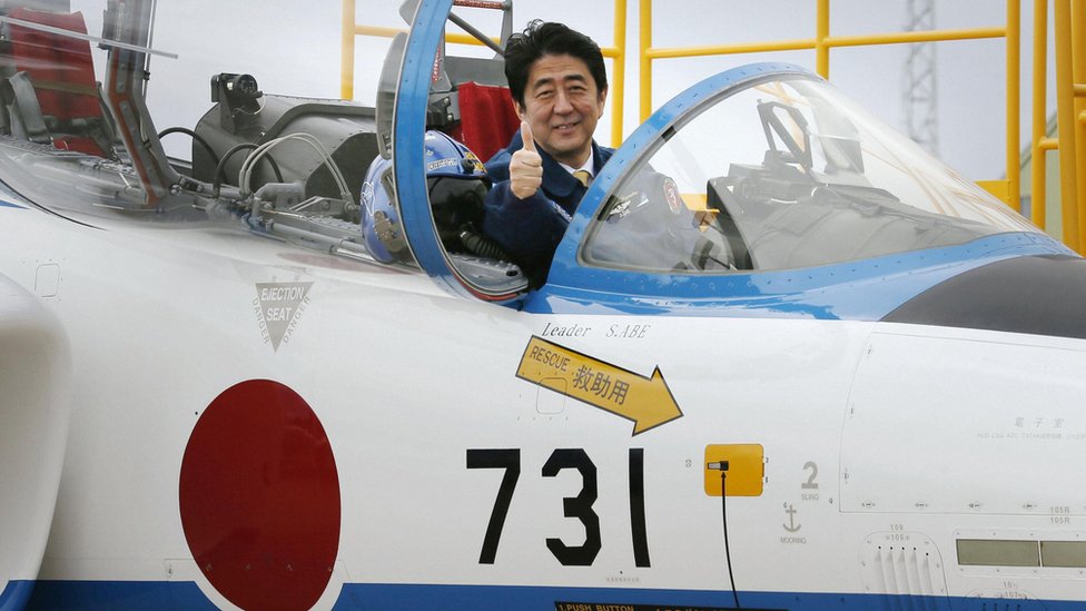 2013年5月，安倍晉三在日本自衛隊一架訓練飛機上。