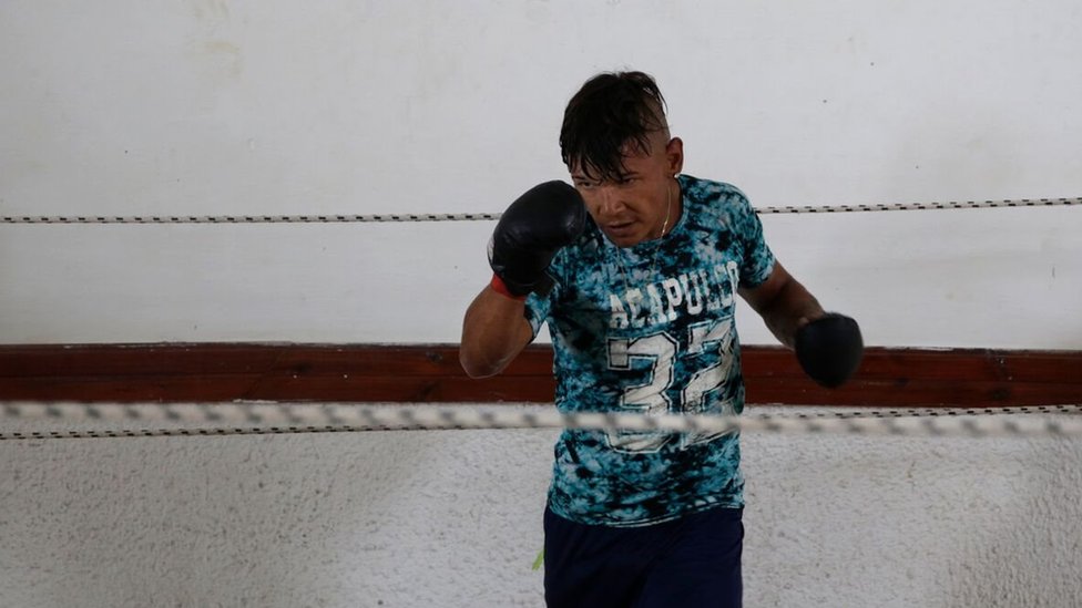 Заключенный в боксерских перчатках тренируется на ринге