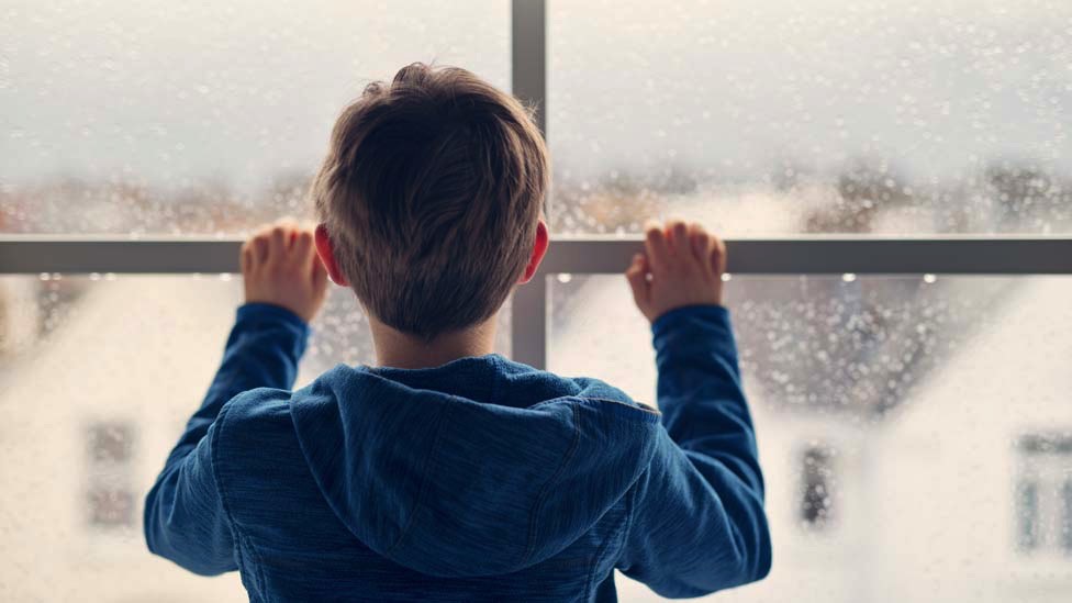 Фоновое изображение мальчика у окна
