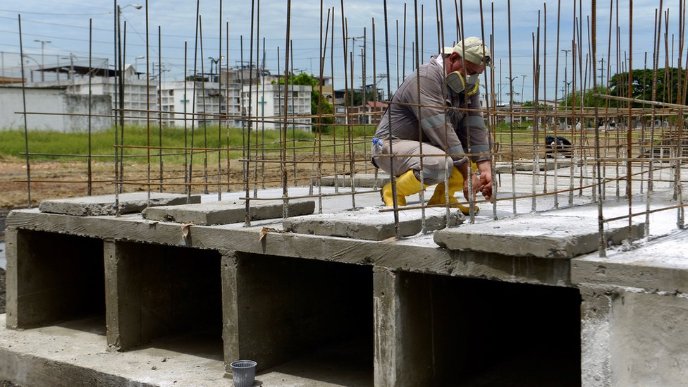 Мужчина работает над созданием гробниц для жертв Covid-19 на кладбище Анхель Мария Каналес в Гуаякиле, Эквадор, 15 апреля 2020 г.