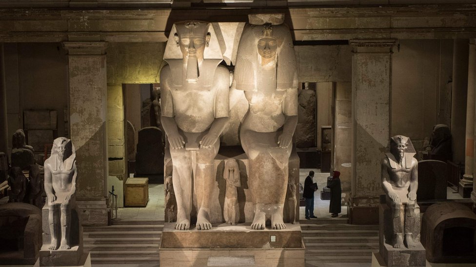 تمثال أمنحوتب الثالث وزوجته الملكة تي