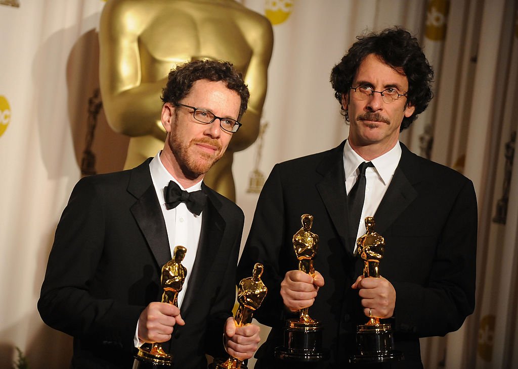 Los hermanos Ethan y Joel Coen con los Oscars que ganaron en 2008.