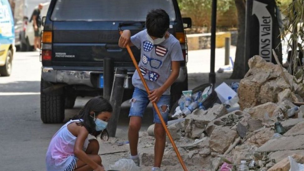 جاءت الكارثة لتضاعف الوضع الحرج الذي يواجهه لبنان بالفعل بسبب الانكماش الاقتصادي الحاد
