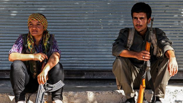 Los kurdos se han erigido en una de las más importantes líneas de defensa contra los avances del Estado Islámico. Aquí una pareja de milicianos kurdos en la ciudad siria de Kobane. Combatientes kurdos