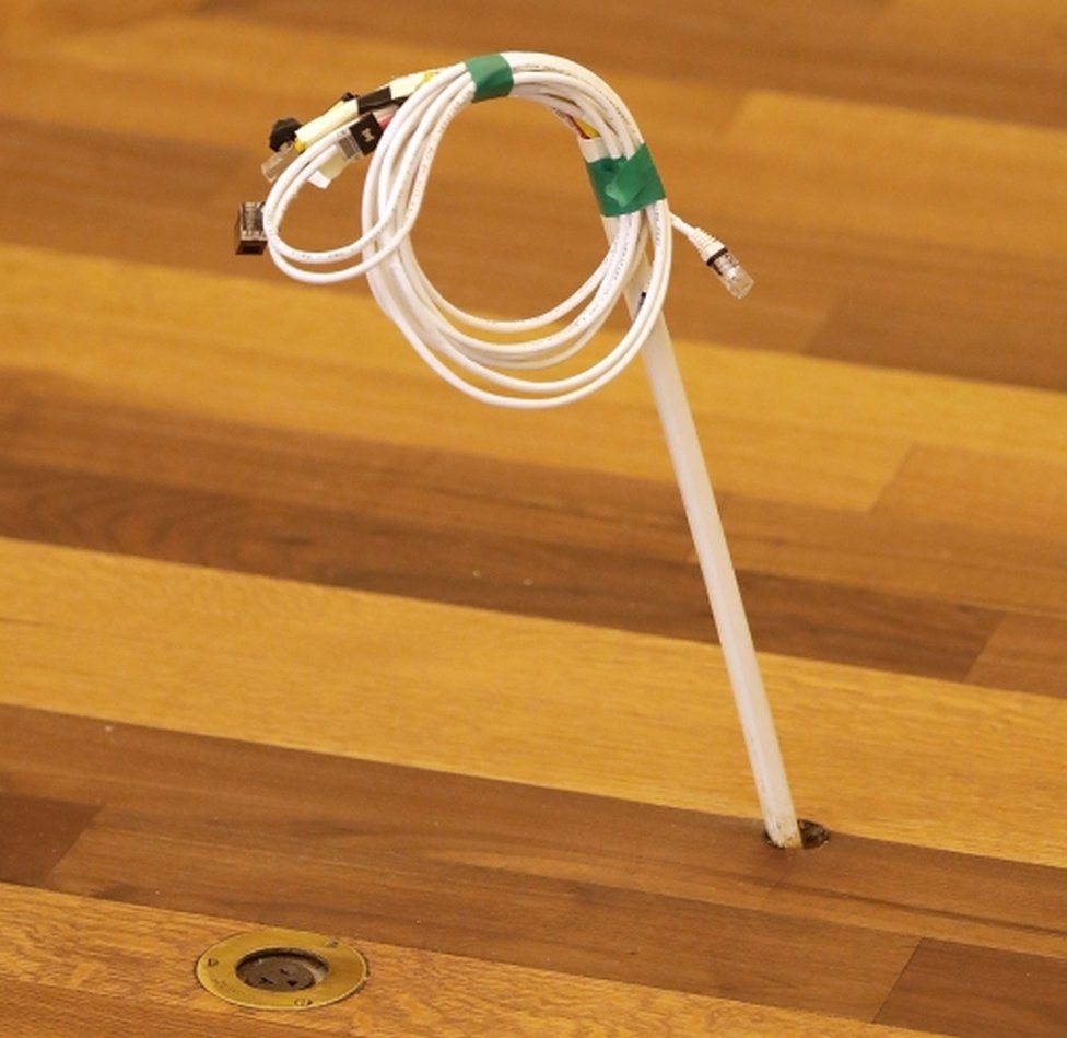 Los cables de conexión eléctrica sobresalen del piso donde está el escritorio en el que, por lo general, se sienta el presidente Trump. Los cables de conexión eléctrica sobresalen del piso donde está el escritorio en el que, por lo general, se sienta el presidente Trump.