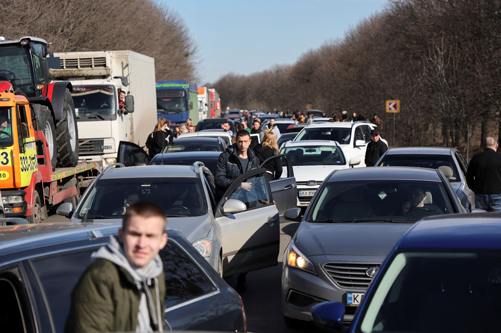 Kemacetan panjang warga yang keluar dari kota Kharkiv.