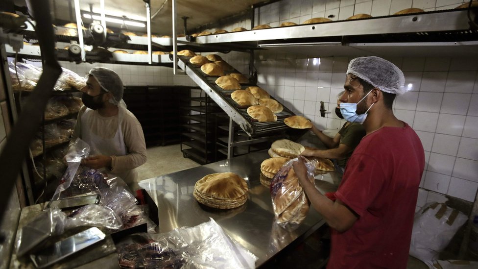 Trabajadores de una fábrica de pan
