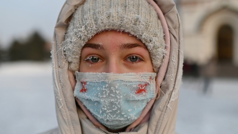Omsk kentinde dondurucu soğuğa rağmen protestolara katılan genç bir kadın