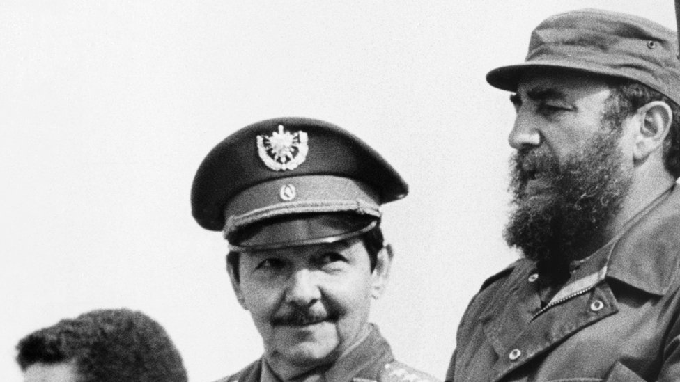 Raúl Castro fue el ministro de Defensa de su hermano Fidel desde el comienzo de la Revolución. Raúl y Fidel Castro en 1975.