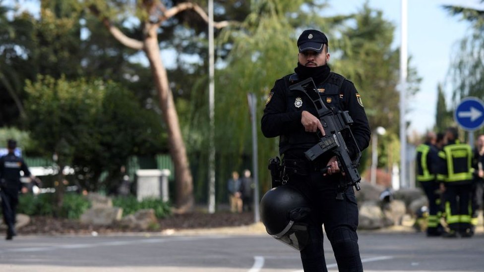 شرطي إسباني يساعد في تأمين المنطقة بعد انفجار رسالة مفخخة في السفارة الأوكرانية في مدريد يوم الأربعاء