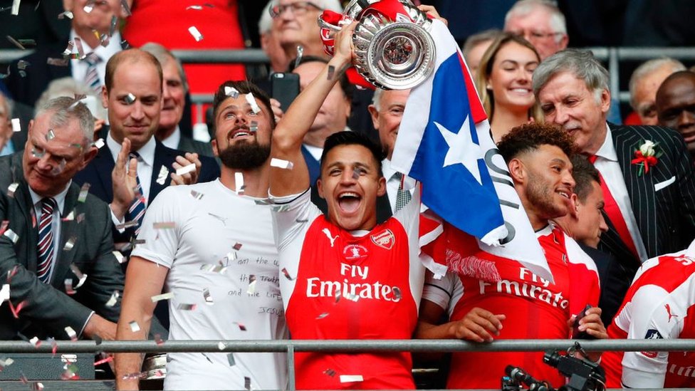 Tiempos felices: Alexis levanta la FA Cup, una de dos conseguidas desde su llegada al Arsenal. Alexis Sánchez
