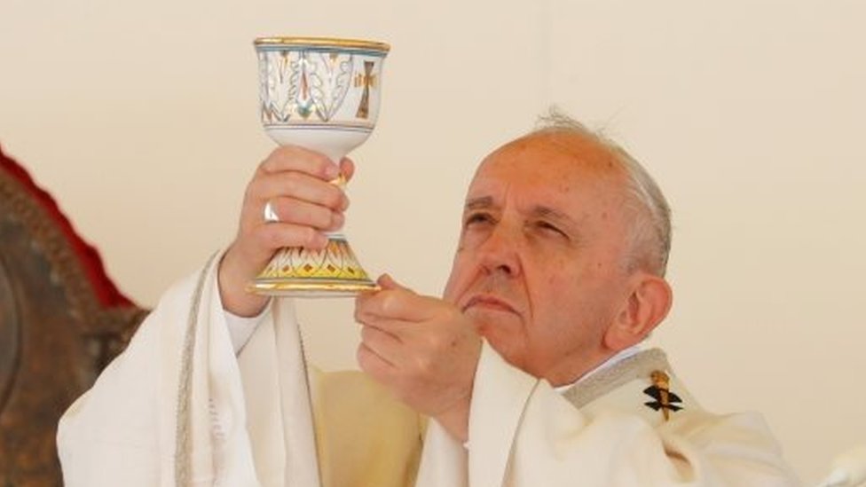 Папа Франциск ведет мессу в соборе в Италии. Фото из файла