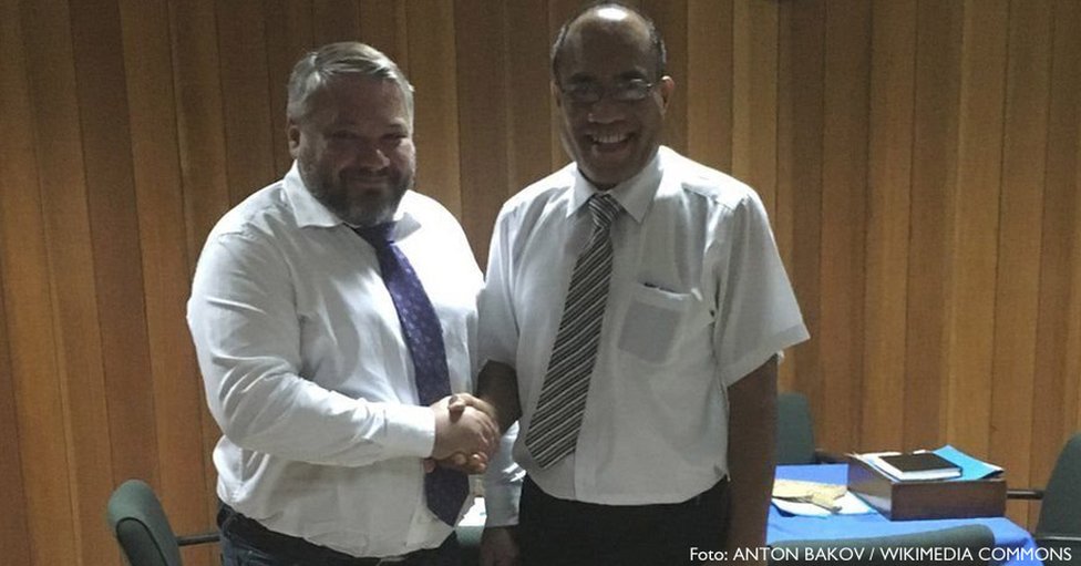 En su momento, Bakov se reunió con el presidente de Kiribati, Taneti Mamau. (Foto: Antón Bakov/Wikimedia Commons) Antón Bakov se reunió con el presidente de Kiribati, Taneti Mamau. Foto: Antón Bakov / Wikimedia Commons