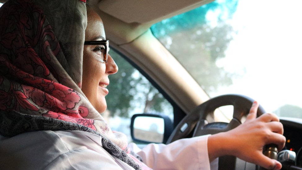 رؤى الطويلي تقود سيارتها لأول مرة إلى العمل