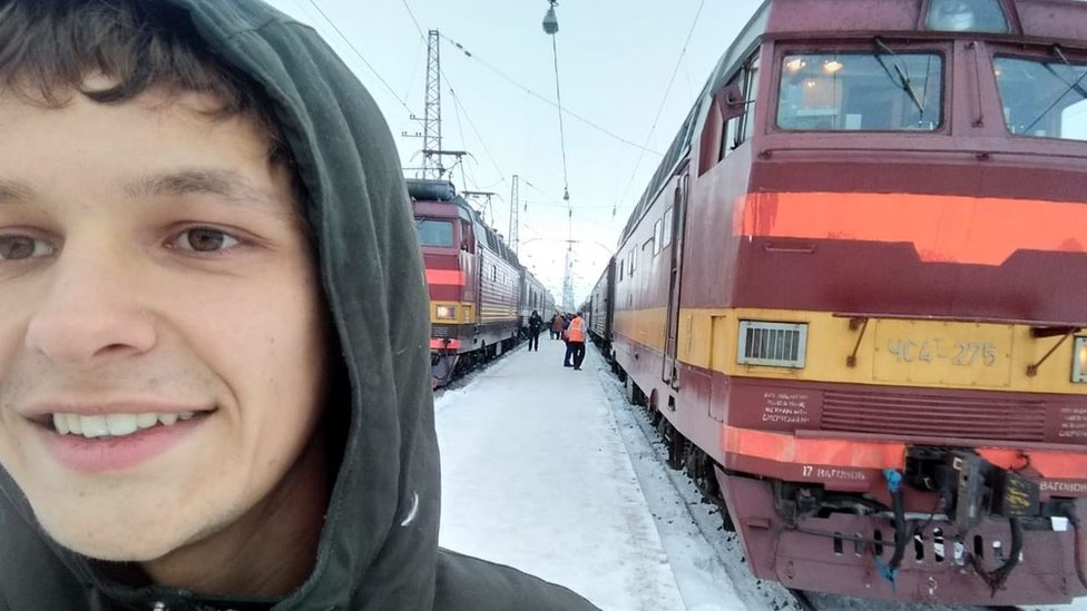 Элиас Богун стоит у поезда в Сибири