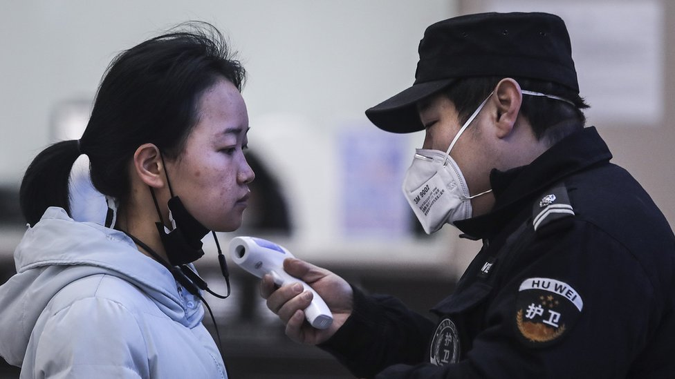 Mujer examinada en aeropuerto