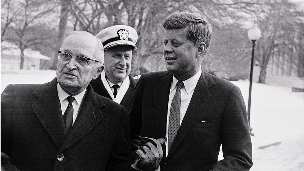 美國總統杜魯門和肯尼迪（右）
