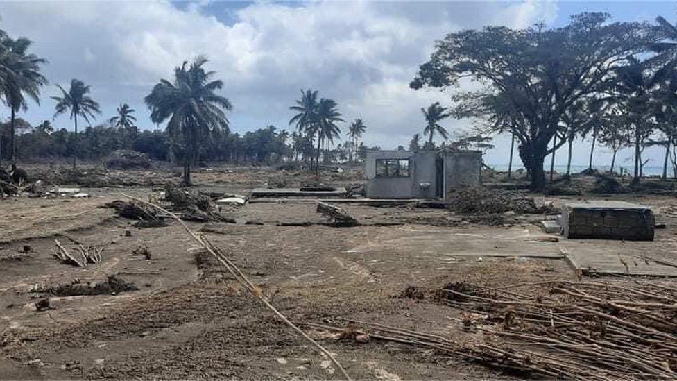 Daños en el terreno tras la erupción en Tonga