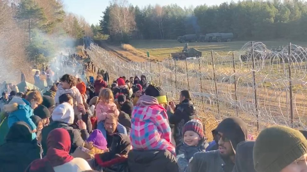 هناك آلاف المهاجرين على حدود بيلاروسيا مع بولندا.
