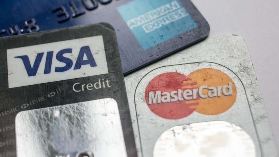 Muchas tarjetas de crédito tienen un monto mínimo que un cliente debe gastar para obtener puntos. Tarjetas de crédito.