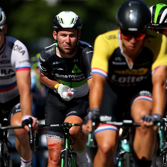 Cavendish logró cruzar la línea de meta, pero este miércoles se confirmó que no podrá seguir la prueba. MArk Cavendish