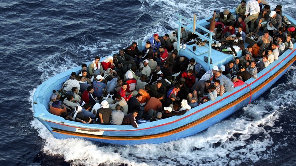 Barca con inmigrantes.