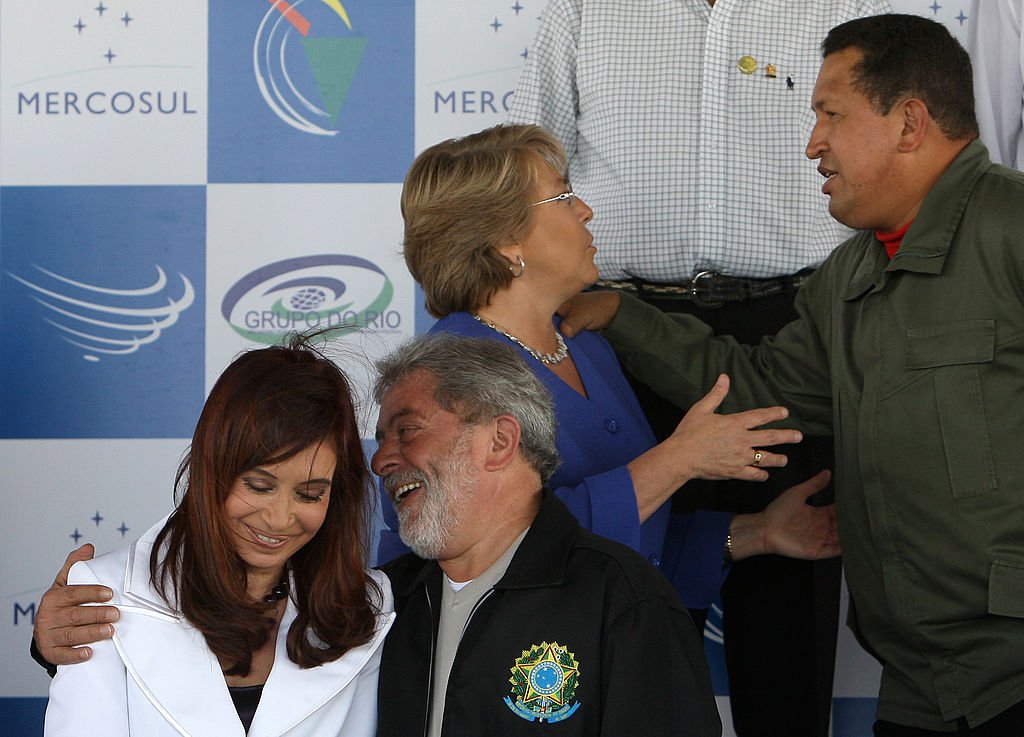 Durante uma foto de líderes da Cúpula da América Latina e do Caribe (grupo antecessor à Celac) em 2008, Lula conversa com Cristina Kirchner (Argentina) e Chávez conversa com Michelle Bachelet (Chile)