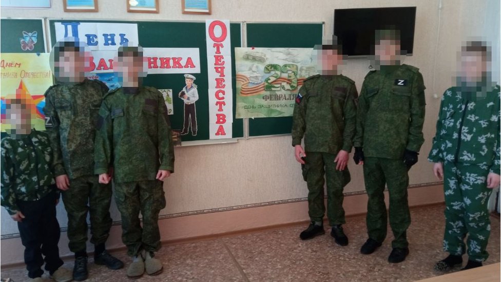 Niños ucranianos con uniformes militares rusos.