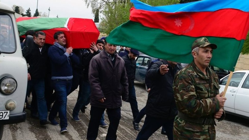 Мужчины несут гроб азербайджанского военнослужащего, погибшего в ходе столкновений в Нагорном Карабахе 2 апреля 2016 года