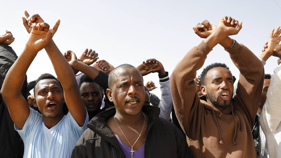 خرج المهاجرون الأفارقة في أكثر من مظاهرة ضد قرارات ترحيلهم