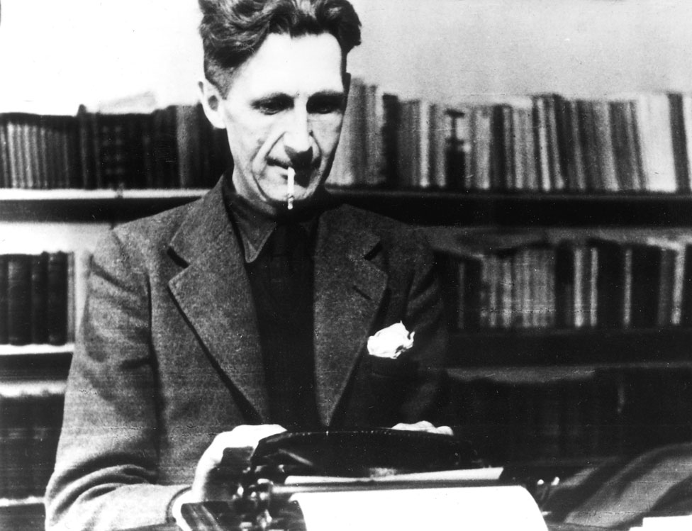 George Orwell con su máquina de escribir