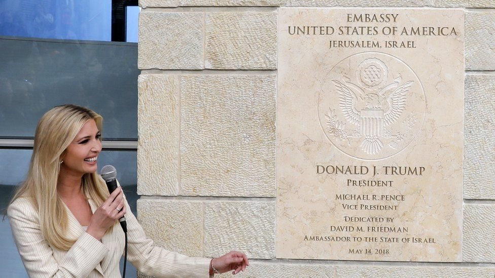 Ivanka Trump develando la placa conmemorativa de la nueva embajada.