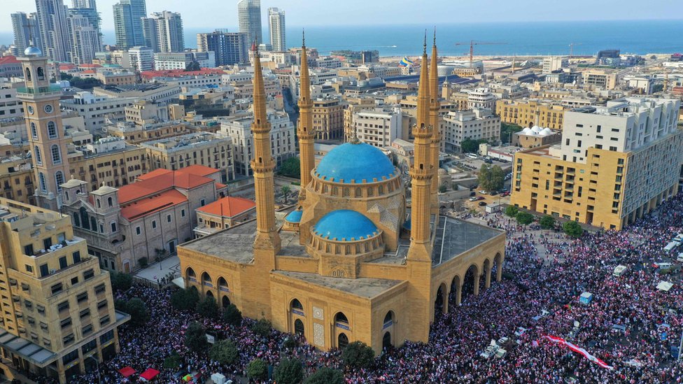 Manifestantes se congregan en Beirut, Líbano, 20 de octubre de 2019