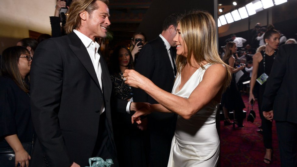 Brad Pitt y Jennifer Aniston, ambos ganadores en los SAG de este año, se felicitaron tras bambalinas.