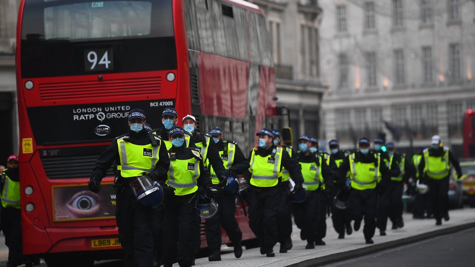 Полиция Оксфорд-Серкус во время акции протеста против изоляции в Лондоне на выходных