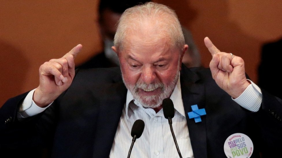 Lula gesticula com as duas mãos enquanto discursa