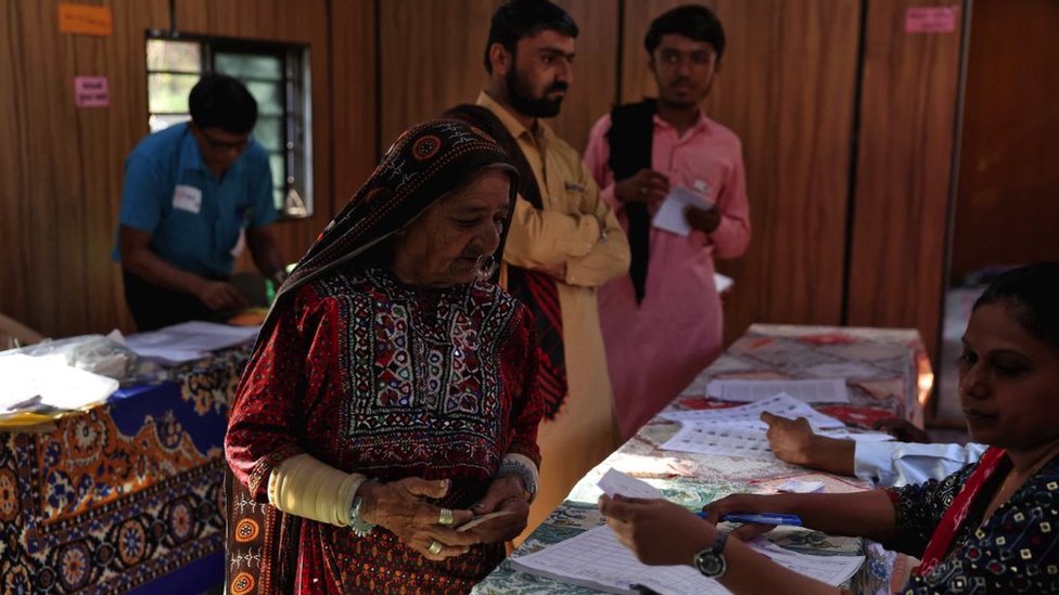5月7日，在印度西部古吉拉特邦的阿利亞貝特島，印度大選第三階段期間，賈特社區的人們來到一個設在集裝箱內的投票站投票。