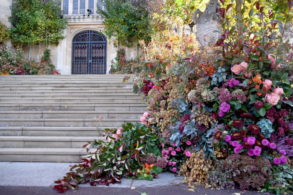 الزهور تزيين الباب الغربي من كنيسة القديس جورج