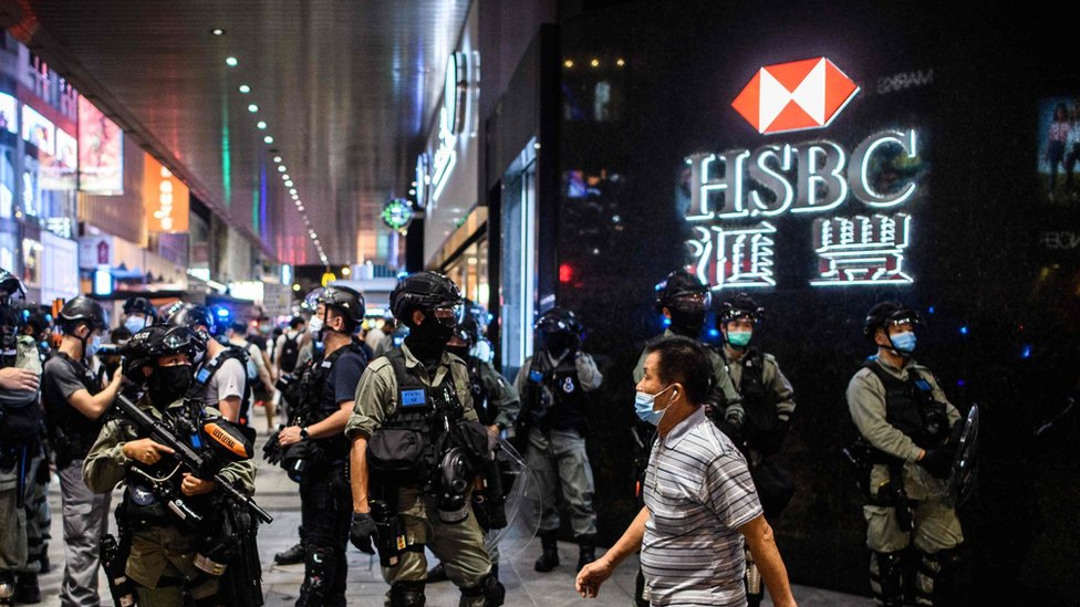 一批香港防暴警察在中環皇后大道中匯豐銀行分行外停駐（9/6/2020）