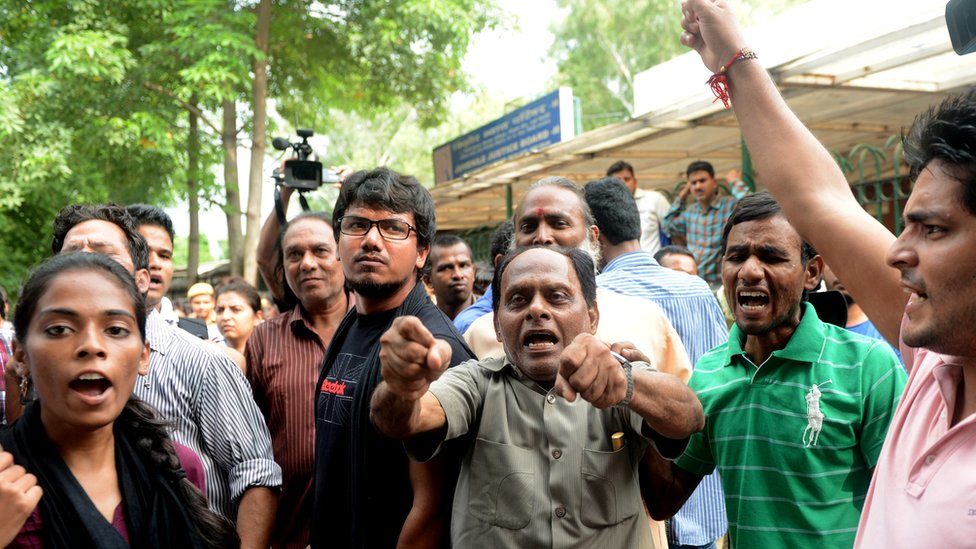 Протест у здания суда по делам несовершеннолетних в Дели