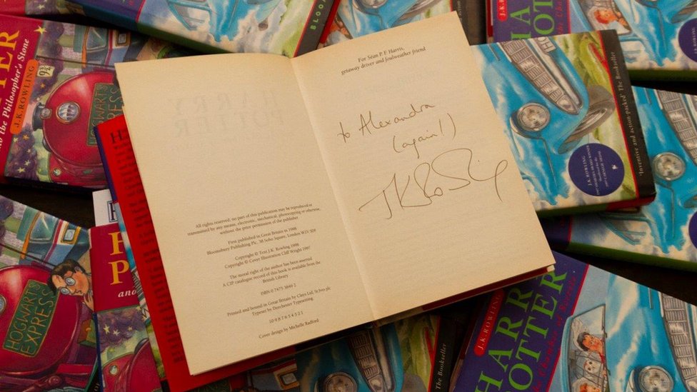 Гарри Поттер подписал книгу