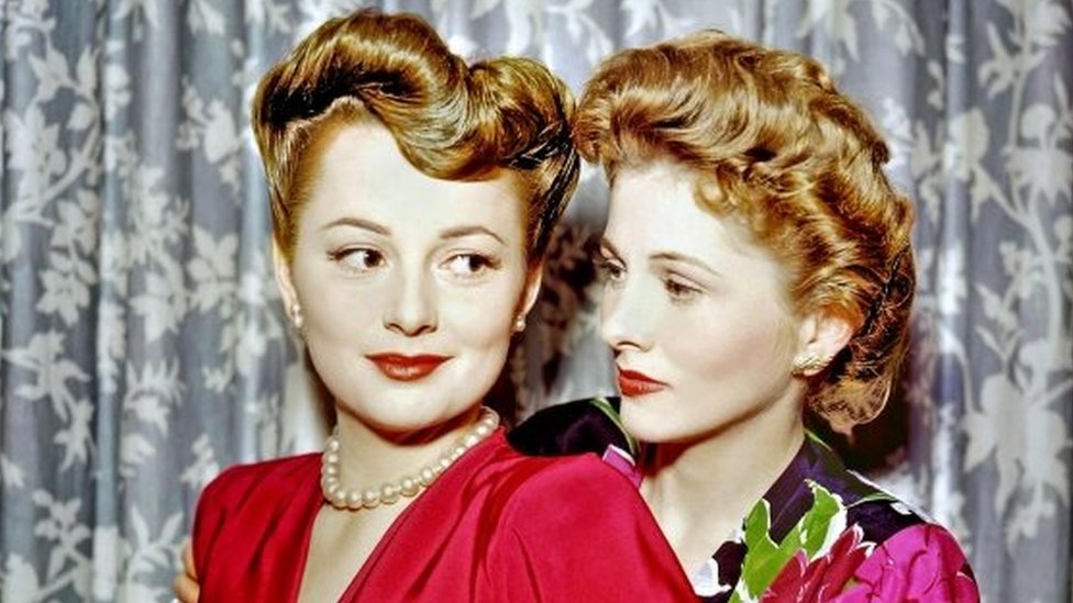 Olivija de Hevilend (levo) sa sestrom Džoan Fontejn, oko 1945. godine
