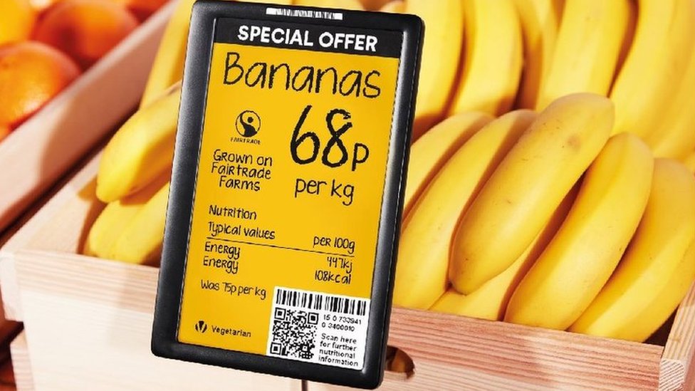 Бананы в продаже с электронным ценником