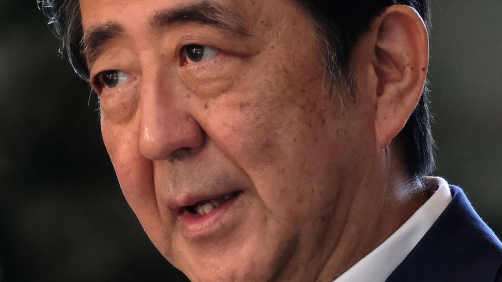 El ex primer ministro de Japón Shinzo Abe hablando en Tokio, el 19 de agosto, 2020